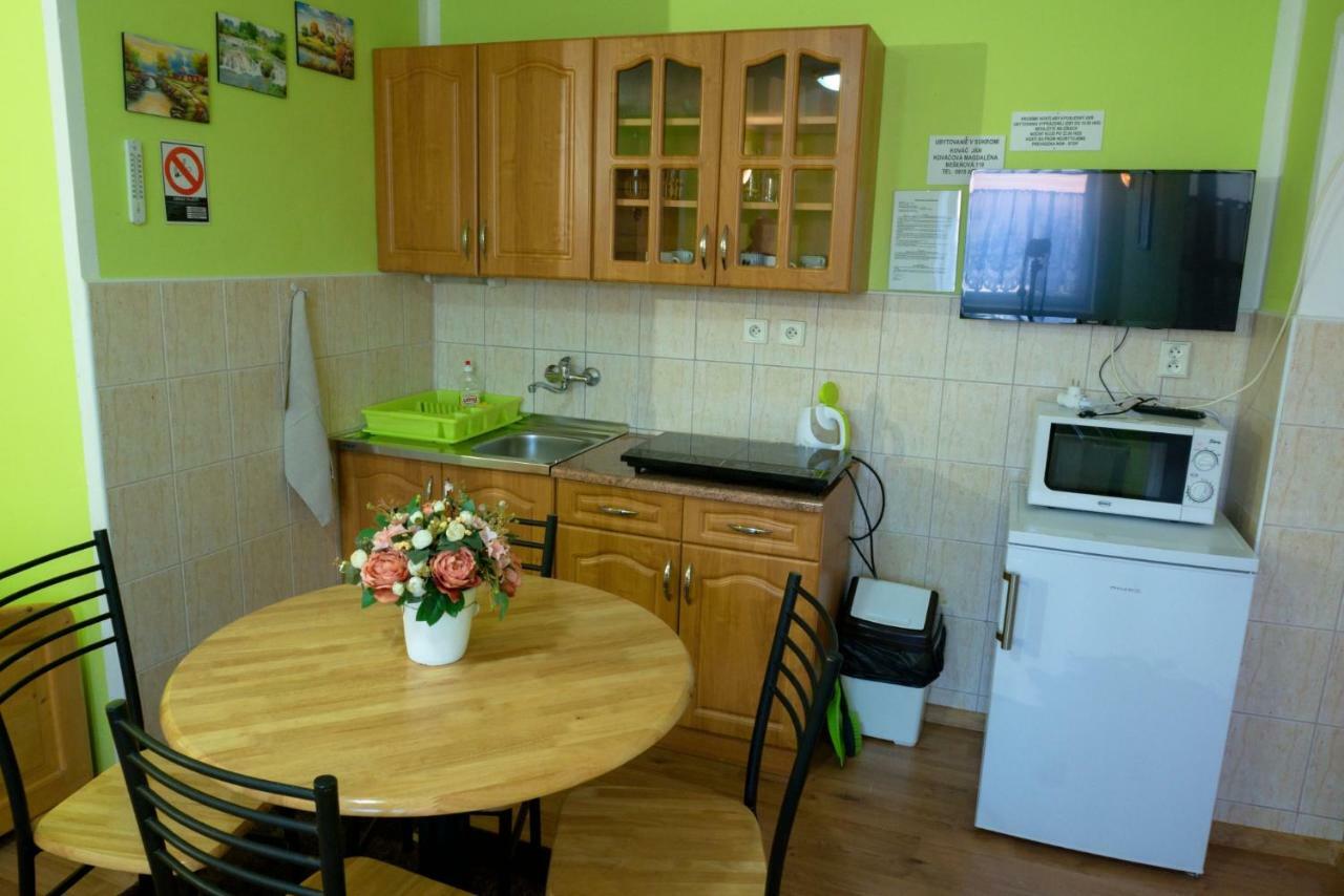 Apartmán pri zámočku Bešeňová Kültér fotó