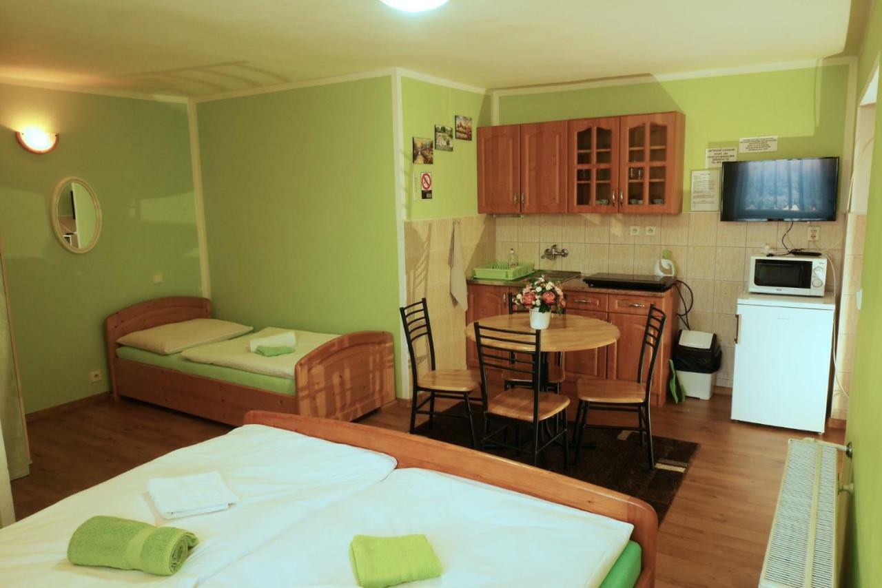 Apartmán pri zámočku Bešeňová Kültér fotó